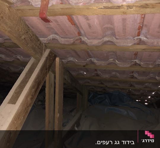 תקרת גג רעפים עם קורות עץ ותמיכה